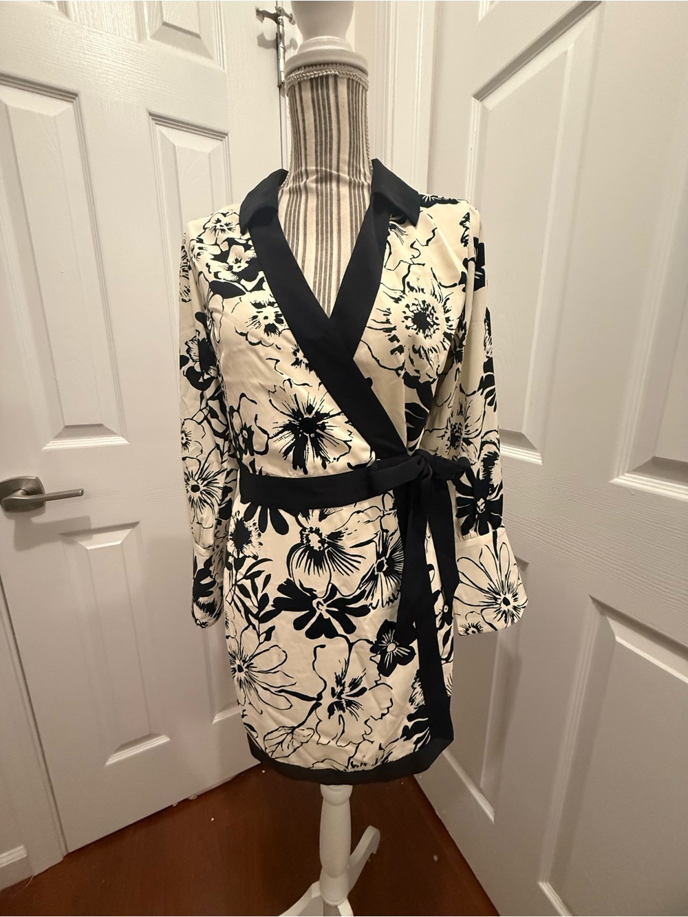 Abercrombie & Fitch Black & Cream Floral Wrap Dress Tie Waist collared NWOT